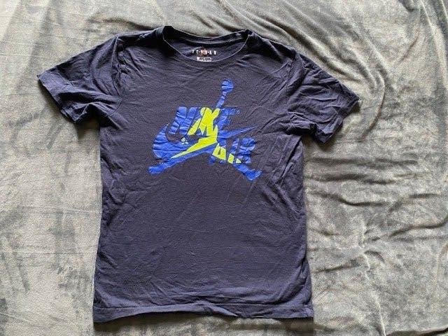 Nike donkerblauw t-shirt met felblauw/gele print, mt 152/158, Kinderen en Baby's, Kinderkleding | Maat 152, Ophalen of Verzenden