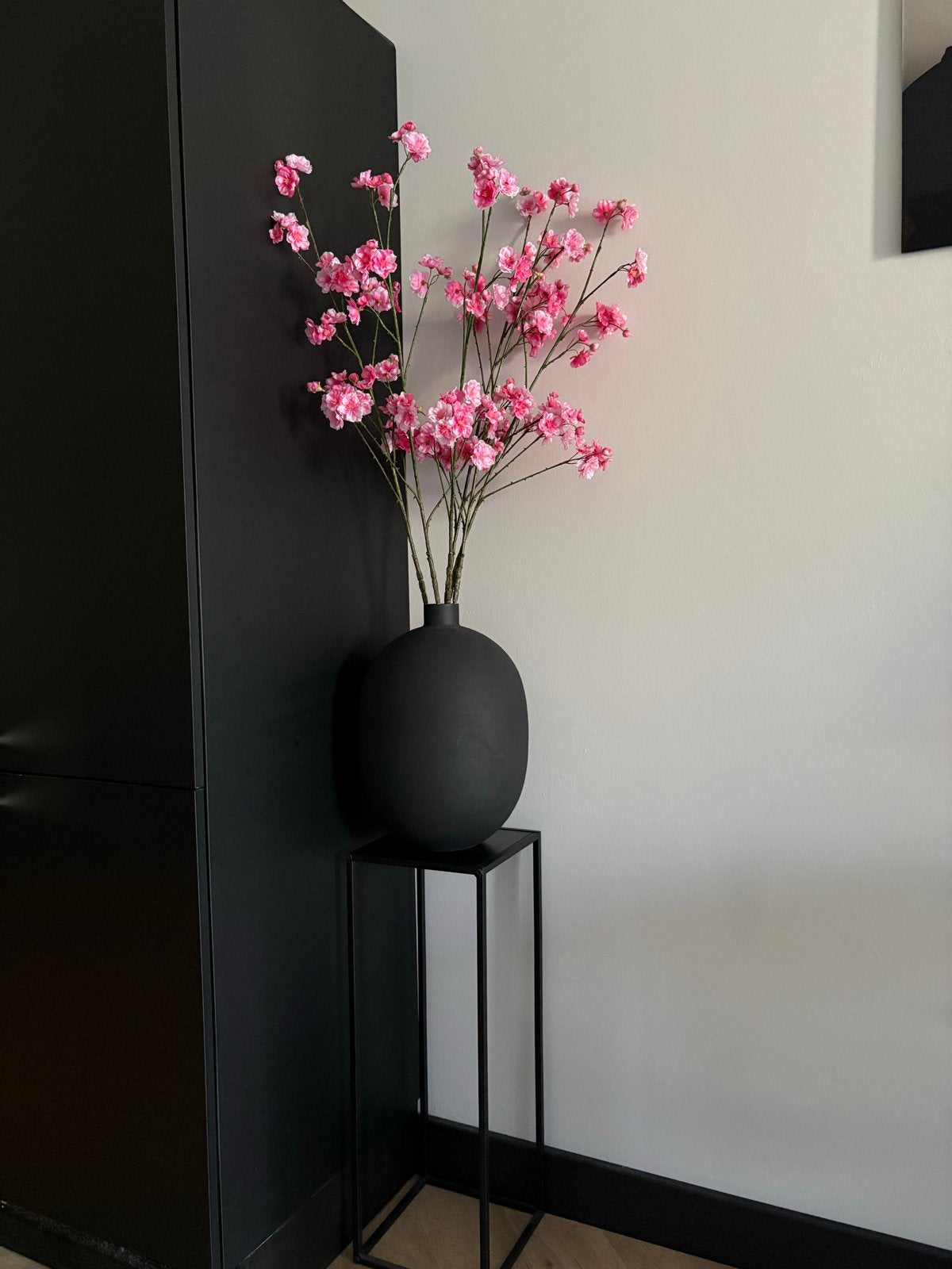 Zwarte vaas met kunstbloemen Intratuin, Huis en Inrichting, Woonaccessoires | Vazen, Ophalen, Overige materialen, Zwart, Inclusief decoratie