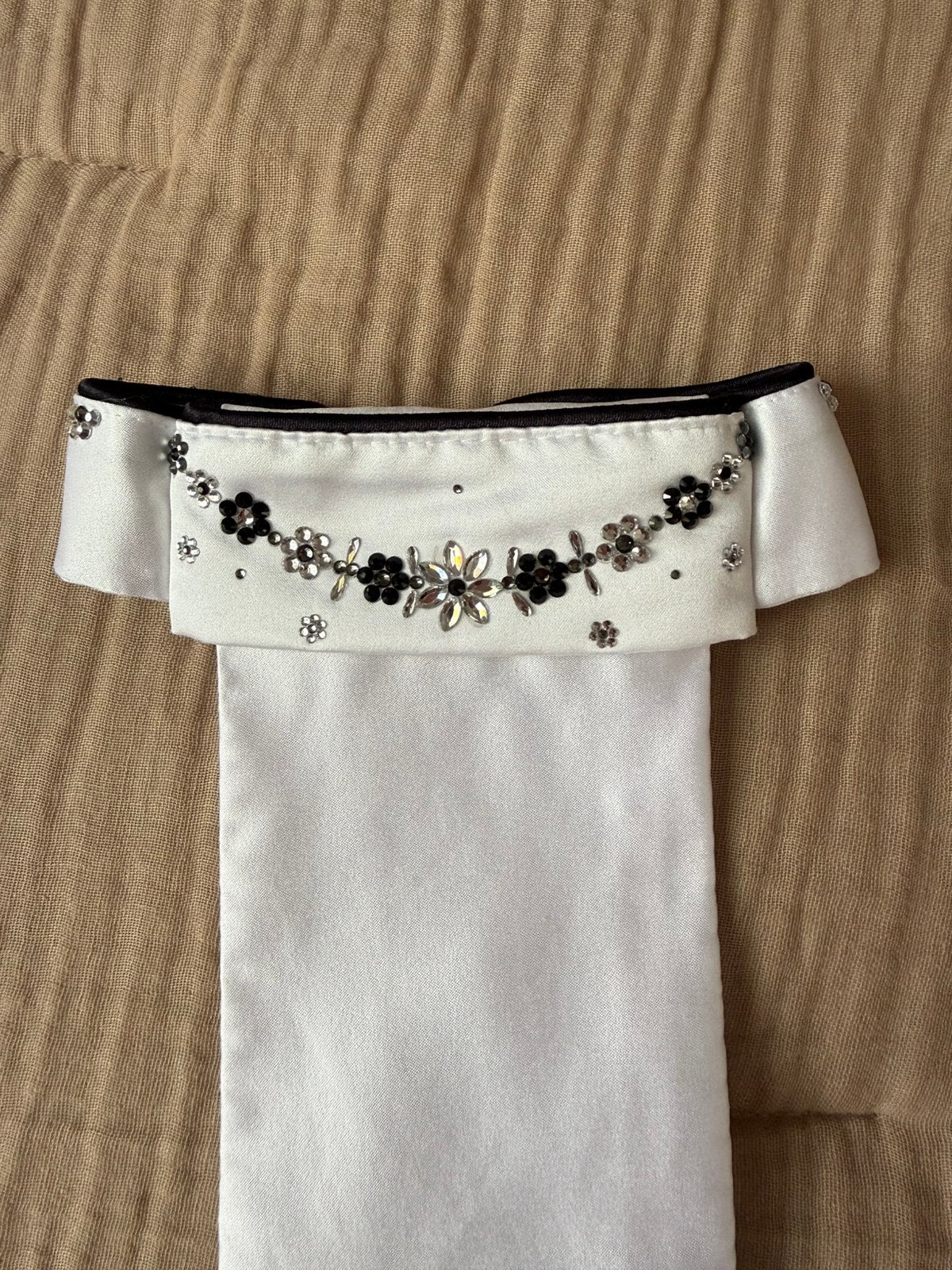 Plastron zwart/zilver met bloemaccent, Dieren en Toebehoren, Paardrijkleding, Sierdetails, Dressuur, Ophalen of Verzenden, Zo goed als nieuw
