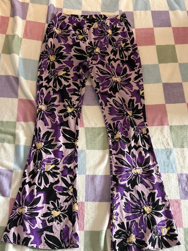 Colourful Rebel flared pants paarse bloem, maat L, Kleding | Dames, Paars, Maat 42/44 (L), Nieuw, Ophalen of Verzenden