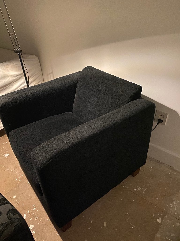 2 zwarte fautuils, woonkamerstoeltjes van de Troubadour., Huis en Inrichting, Ophalen, Gebruikt, 75 tot 100 cm, Modern, strakke vormgeving.