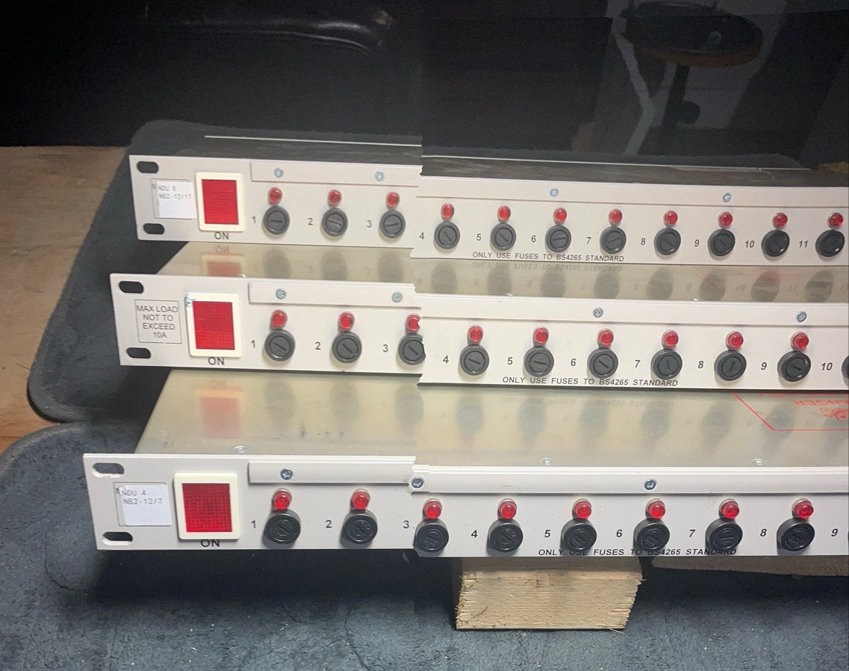 Professionele 12-kanaals stroomverdeelunits (3 stuks), Ophalen, Gebruikt
