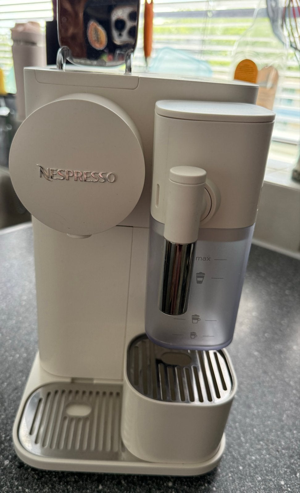 De Longhi Nespresso Lattissima One, Ophalen, Koffiemachine, Zo goed als nieuw, 1 kopje