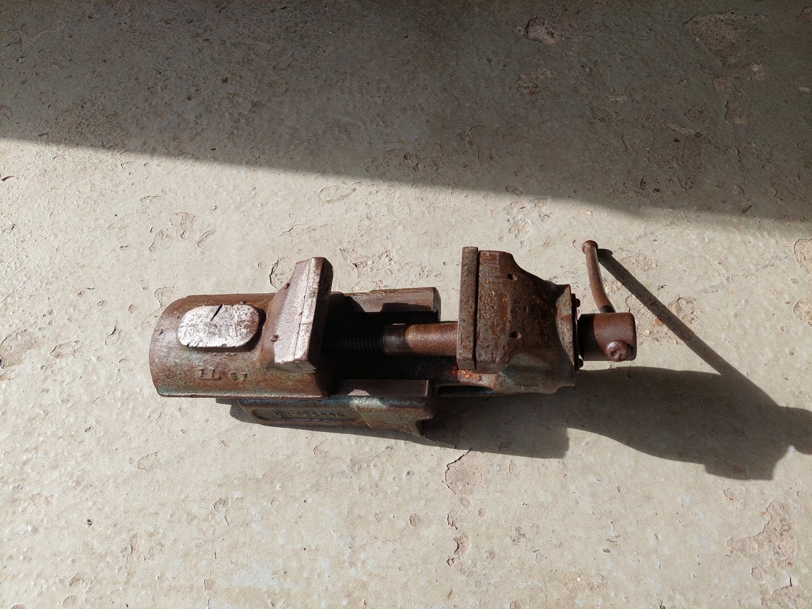 *Zware bankschroef - 125 mm bekken, 28 mm spindel*, Doe-het-zelf en Verbouw, Gereedschap | Handgereedschap, Ophalen, Gebruikt