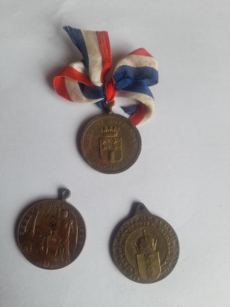 3 herdenkingsmedailjes koningklijk huis, Verzamelen, Koninklijk Huis en Royalty, Ophalen of Verzenden, Zo goed als nieuw, Overige typen