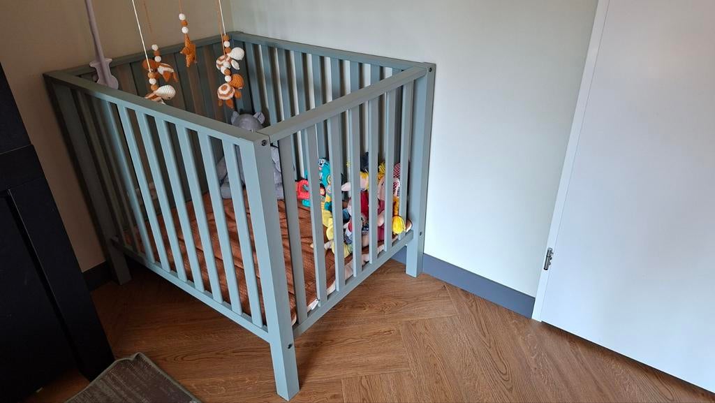 Zachte groene box met boxkleed, Ophalen, Zo goed als nieuw, Boxkleed