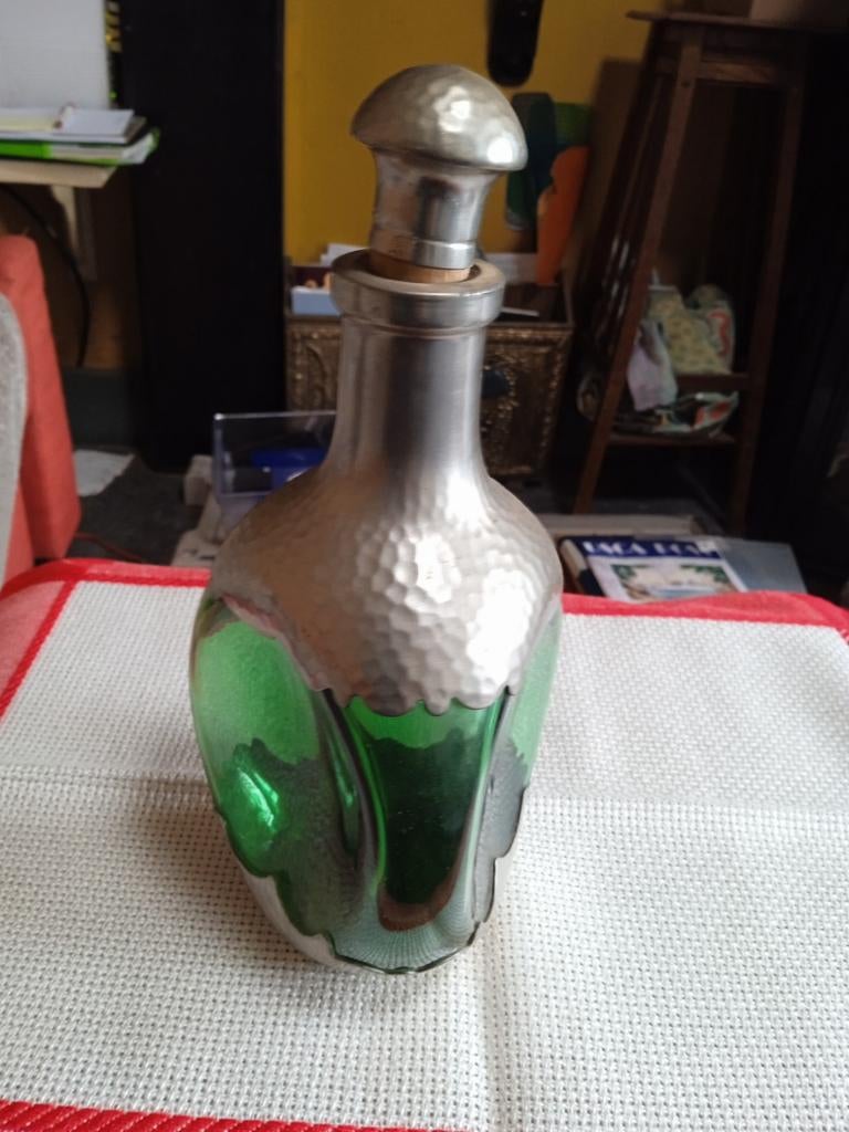 Groene glazen fles met gehamerd metalen omhulsel, Ophalen of Verzenden