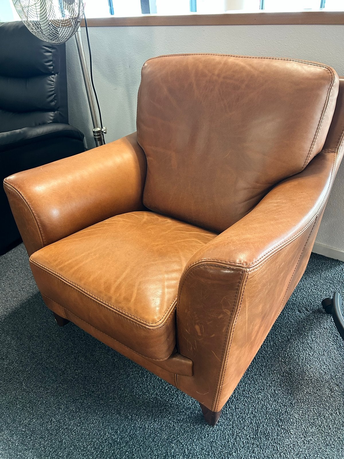 Comfortabele fauteuil gemaakt van luxe leder, kleur cognac, Ophalen of Verzenden, Gebruikt, Leer