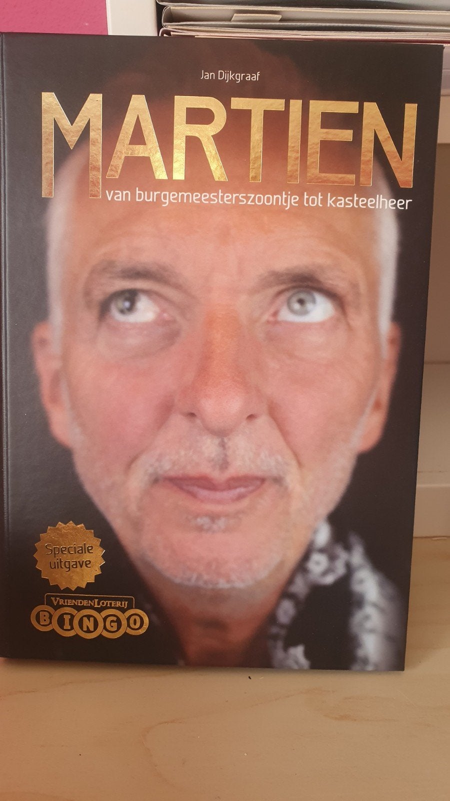 Martien: van burgemeesterszoontje tot kasteelheer, Boeken, Ophalen of Verzenden, Zo goed als nieuw, Jan Dijkgraaf, Film, Tv en Media