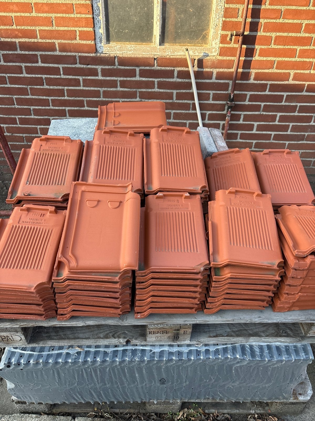 Nieuwe Monier dakpannen - 100 stuks, Ophalen, Steen of Klei, Nieuw, 5 tot 10 m²