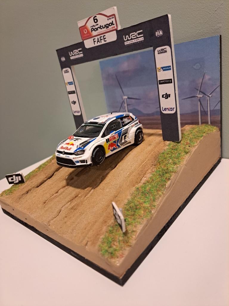 1:43 Rally Portugal diorama VW Polo R WRC, Ophalen of Verzenden, Nieuw, Auto, Overige merken