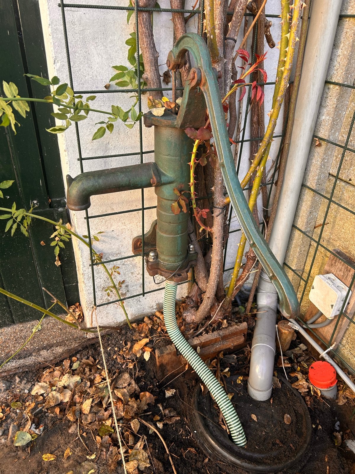 Antieke gietijzeren handwaterpomp voor in de tuin, Tuin en Terras, Ophalen, Gebruikt, Handmatig, Bronpomp