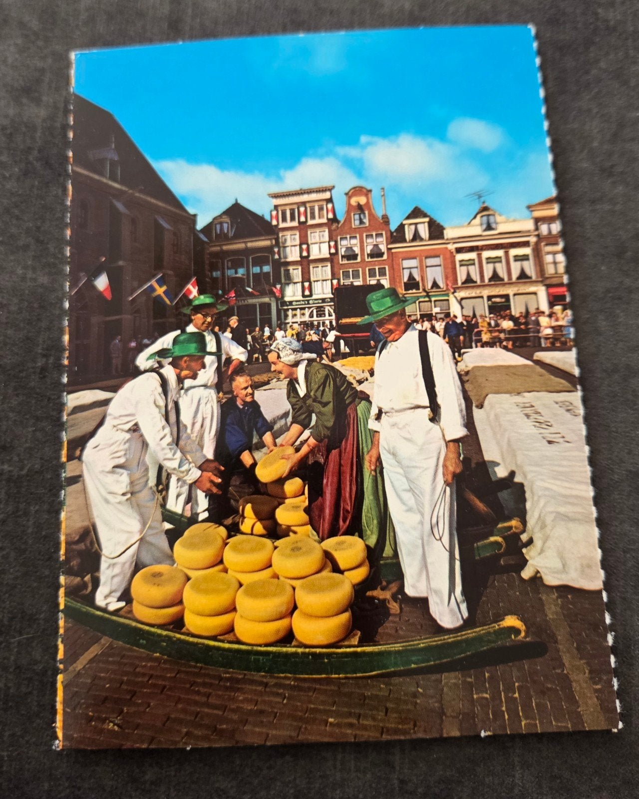 Vintage Ansichtkaart Kaasmarkt Alkmaar - Hollandse Folklore, Verzamelen, Verzenden, 1960 tot 1980, Ongelopen, Noord-Holland