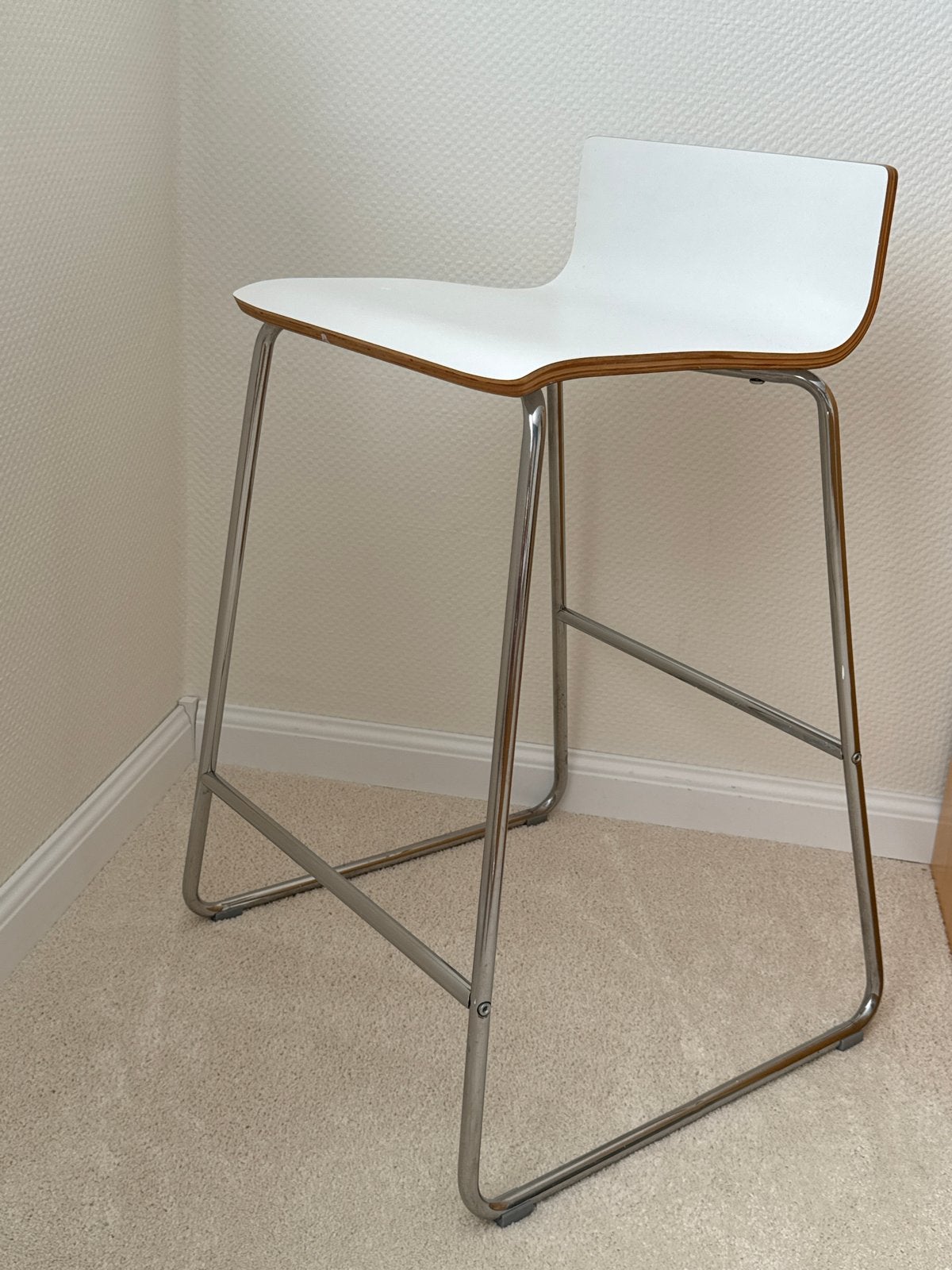 IKEA Sebastian barkruk met wit zitvlak en metalen onderstel, Ophalen, 60 tot 90 cm, Zo goed als nieuw, 1 kruk