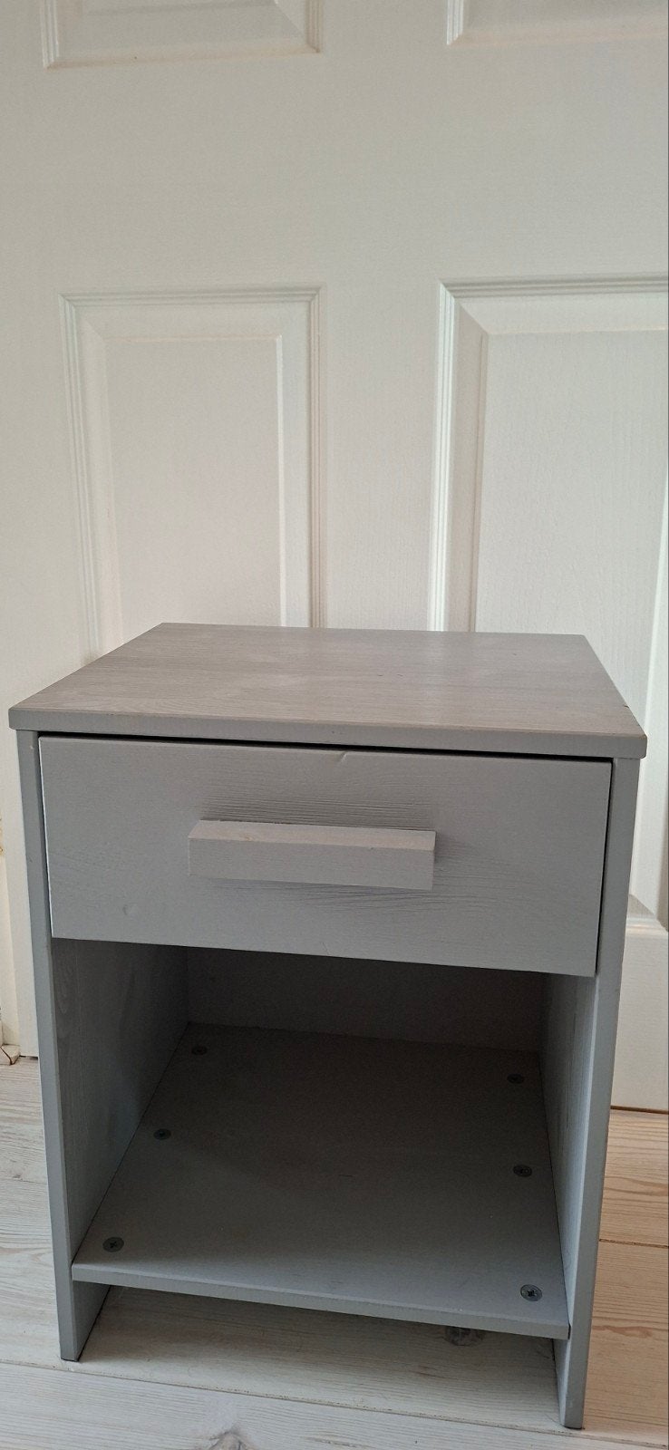 Nachtkastje/bijzettafel met lade en plank - Grijs, Huis en Inrichting, Slaapkamer | Nachtkastjes, Ophalen, Gebruikt, Minder dan 45 cm