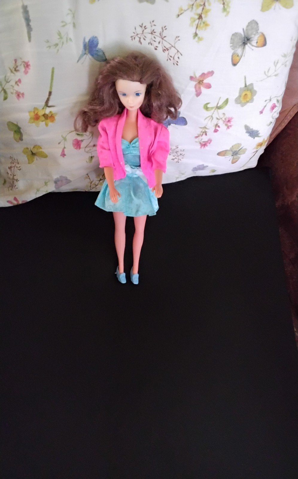 Barbie pop met roze jasje en blauwe jurk, Verzamelen, Poppen, Ophalen of Verzenden, Gebruikt