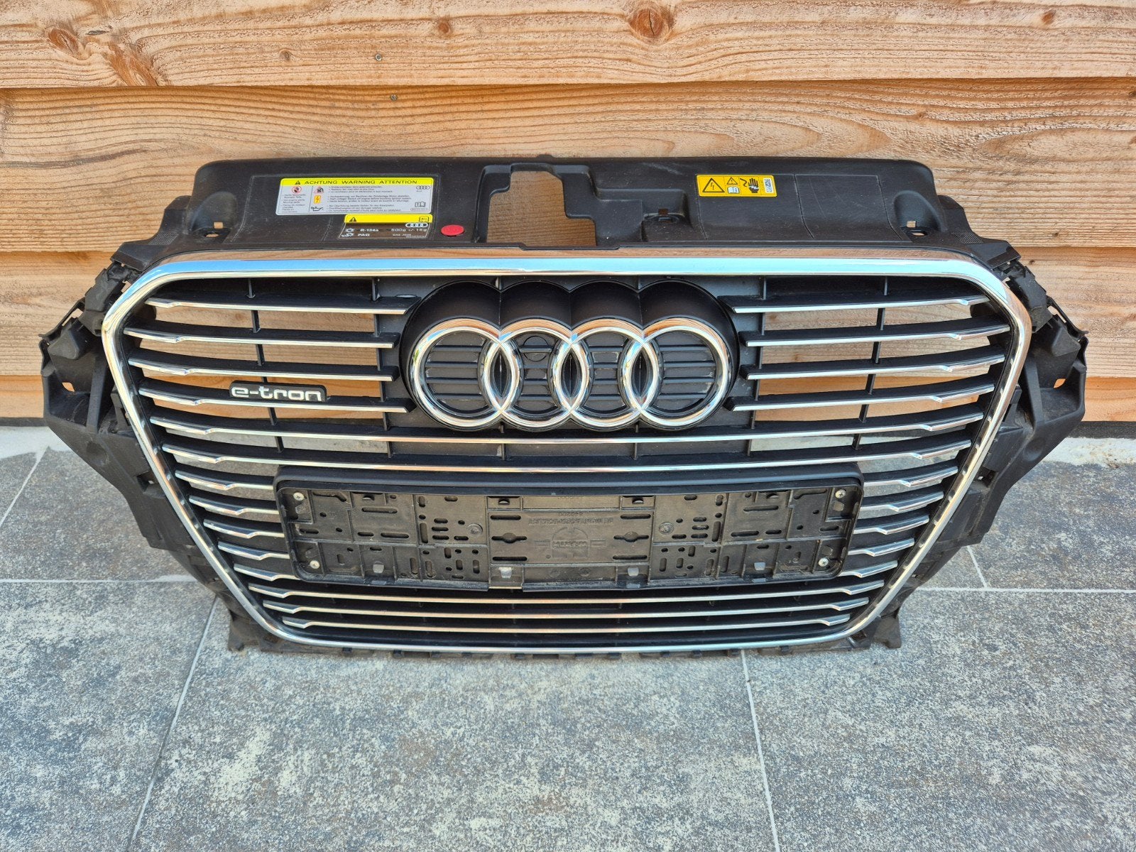 8V AUDI A3 E-TRON GRILL GRILLE, Gebruikt, Voor, Bumper, Audi