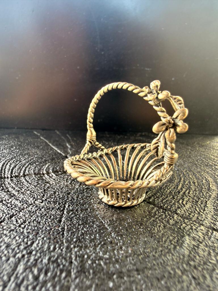 Zilveren miniatuur mandje met bloemdecoratie, Antiek en Kunst, Verzenden, Zilver