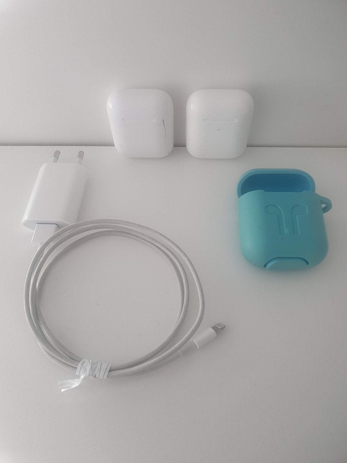 2 x airpods (NIET WERKEND) + oplader en siliconen hoesje, In gehoorgang (in-ear), Bluetooth, Ophalen of Verzenden, Apple