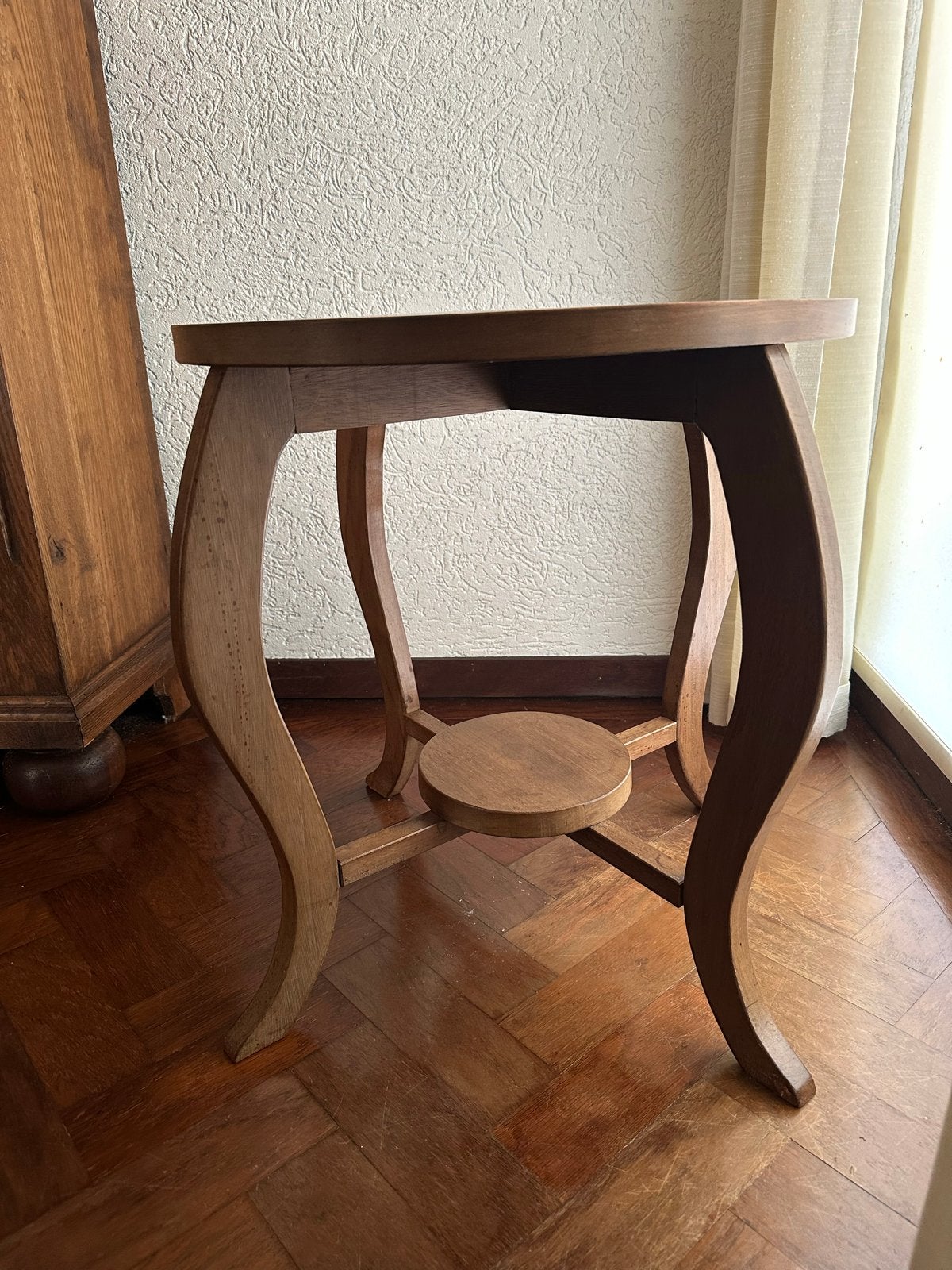 Houten bijzettafel met sierlijke poten, Huis en Inrichting, Tafels | Bijzettafels, Minder dan 55 cm, Gebruikt, Rond, Hout