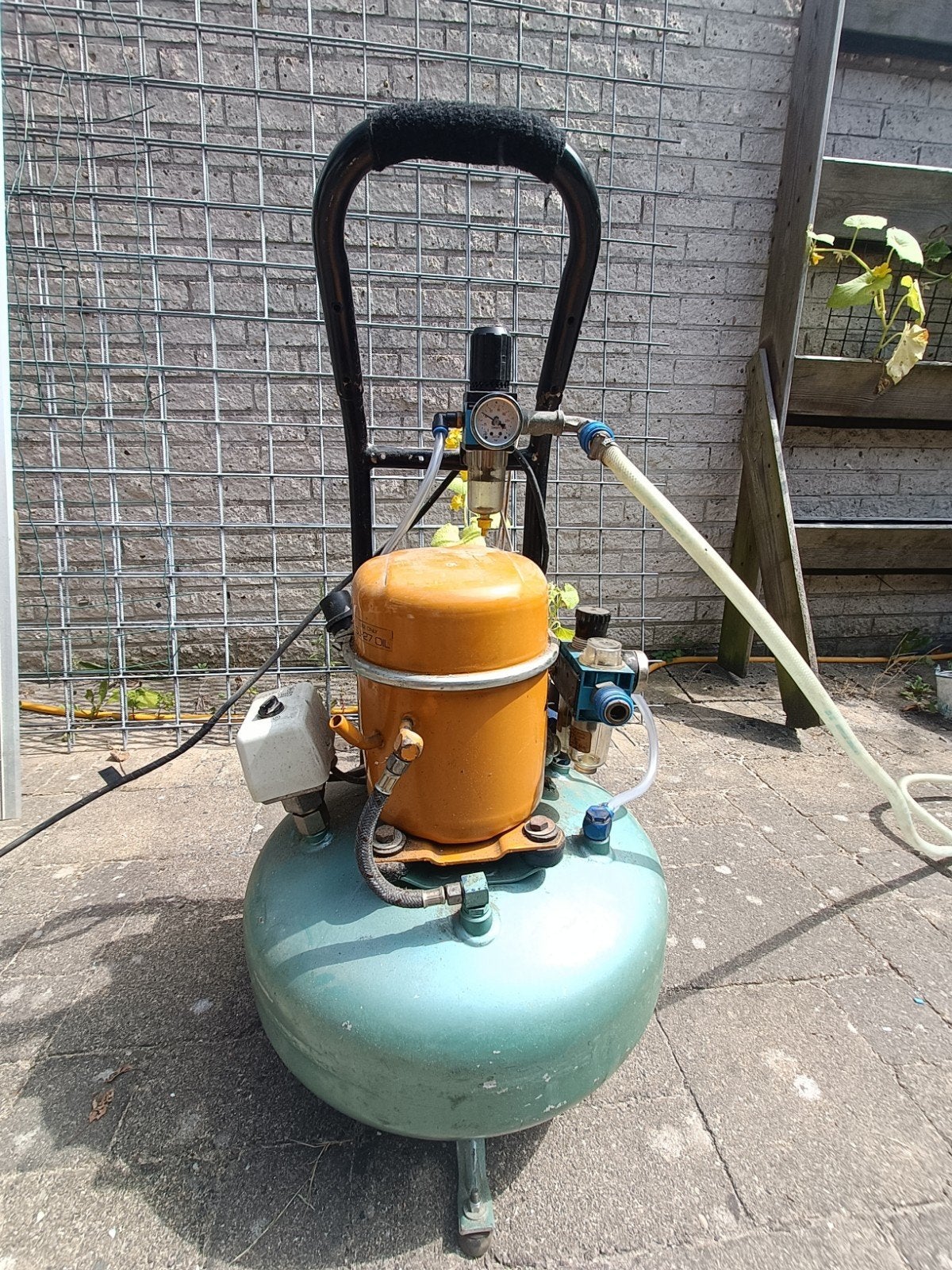 Compressor zeer stil., Ophalen, Gebruikt, 6 tot 10 bar, Minder dan 200 liter/min