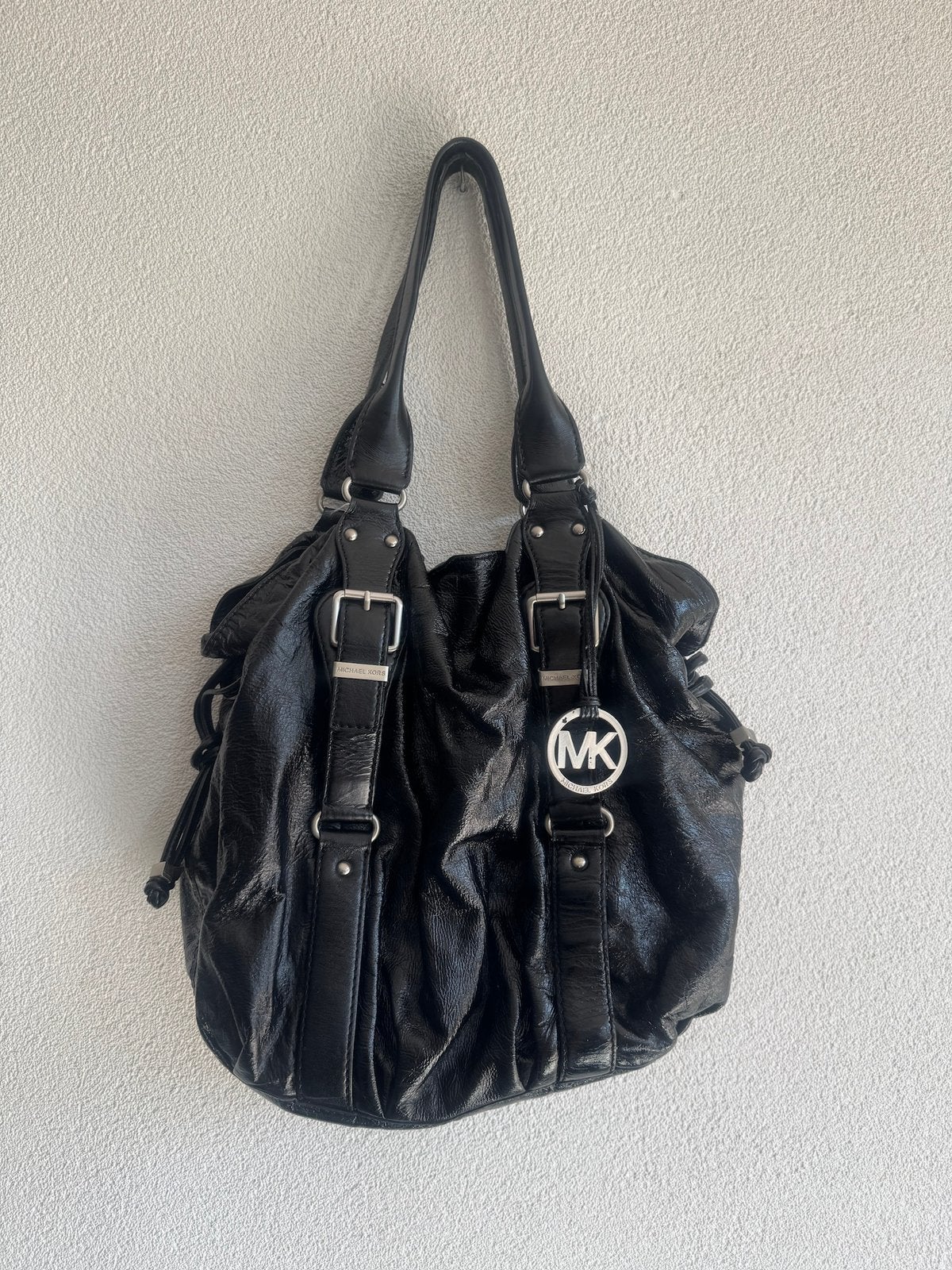Michael Kors zwarte lak leren grove schouder tas met gespen, Zwart, Zo goed als nieuw, Michael Kors, Michael Kors