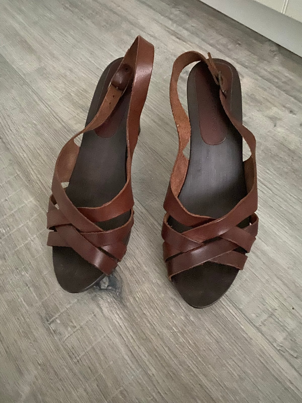 Bruine leren open schoen van de Bijenkorf, mt 40, Kleding | Dames, Schoenen, Bruin, Ophalen of Verzenden, Zo goed als nieuw, Schoenen met hoge hakken