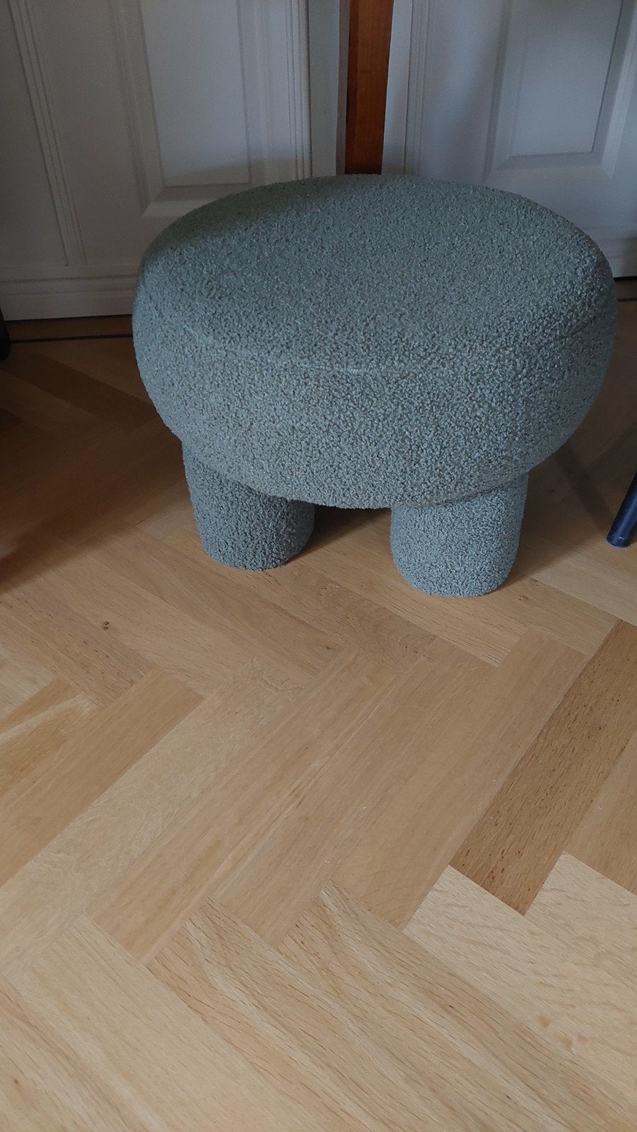 Mosgroen bouclé poefje, bijzettaffel, krukje Xenos, Ophalen, Rond, Minder dan 50 cm, Minder dan 50 cm