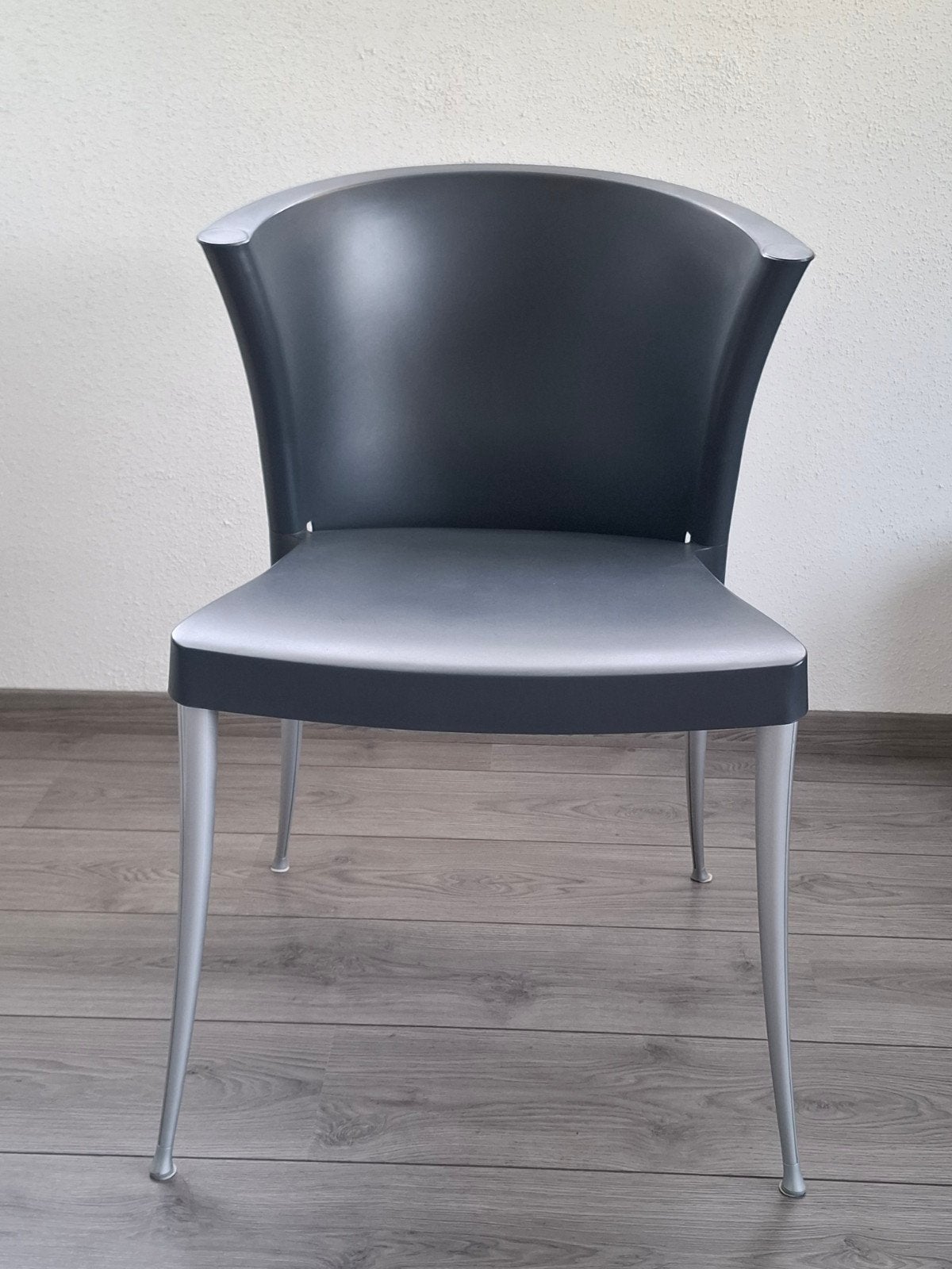 Eettafel met melkglas blad en 4 grijze kunststof stoelen, Ophalen, 100 tot 150 cm, 50 tot 100 cm, Zo goed als nieuw