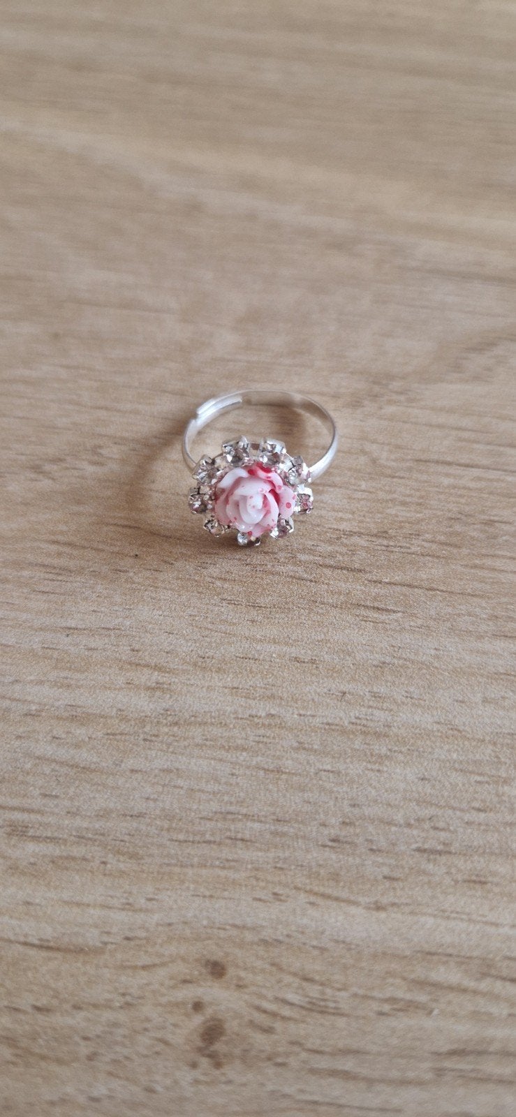 Verstelbare ring met roze roos en strass steentjes, Sieraden, Tassen en Uiterlijk, Ringen, Overige materialen, Ophalen of Verzenden