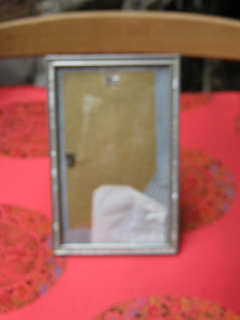 Vintage fotolijstje iets bol glas, staan/hangend, Antiek en Kunst, Curiosa en Brocante, Verzenden