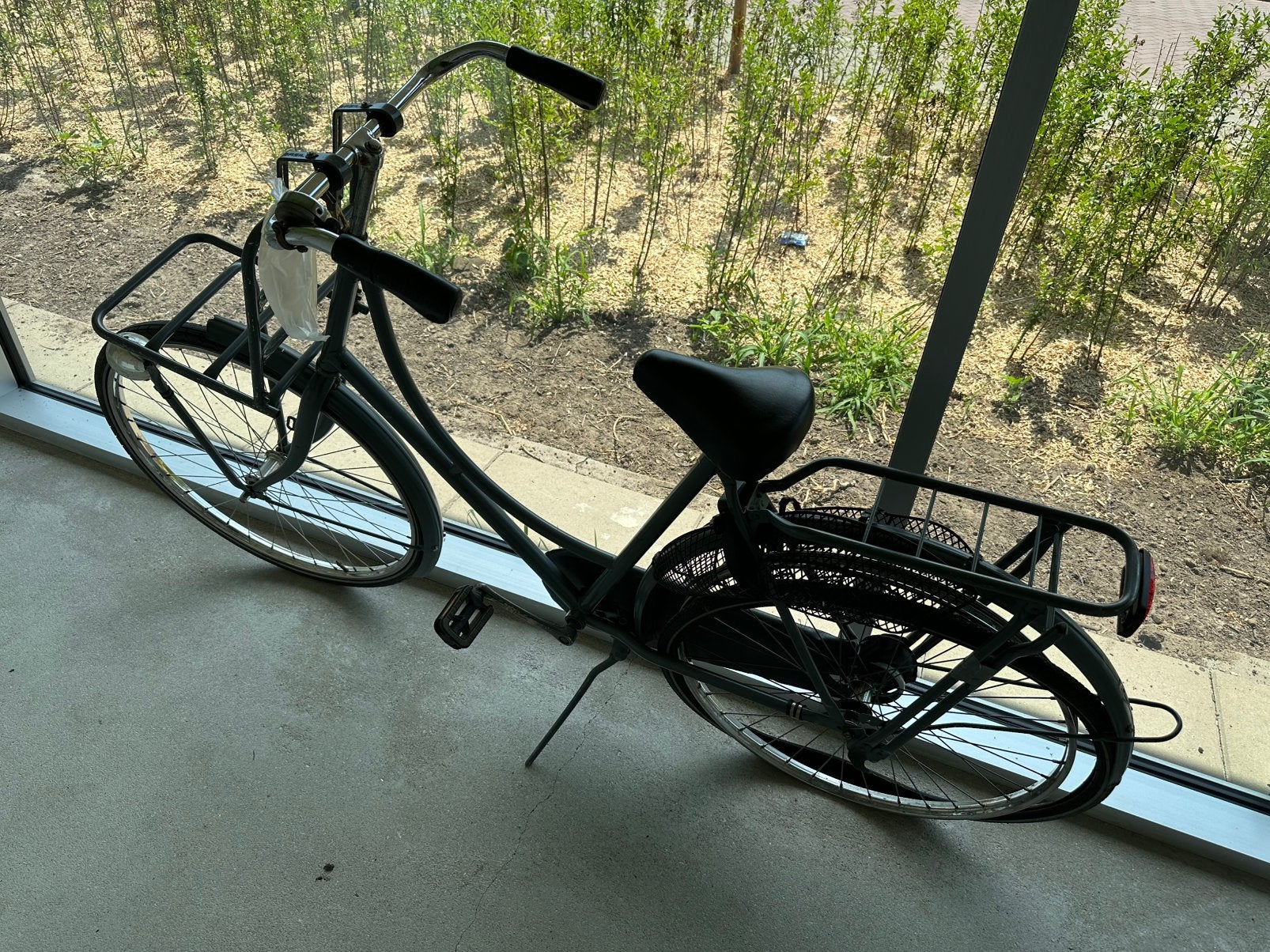 Fiets met lekke band geen tijd, Fietsen en Brommers, Fietsen | Dames | Omafietsen, Ophalen, Zo goed als nieuw