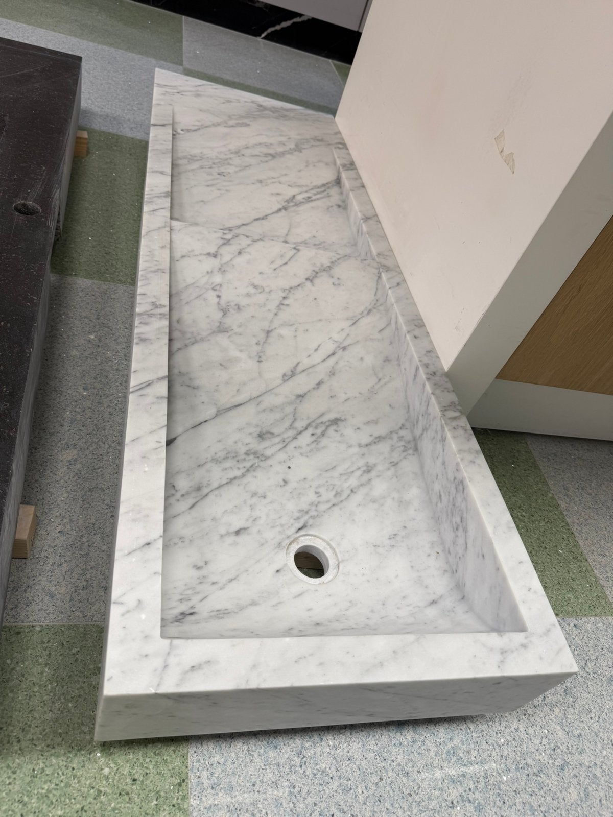 Natuursteen wastafel (Bianco Carrara marmer), Ophalen, 100 tot 150 cm, Nieuw, Minder dan 100 cm