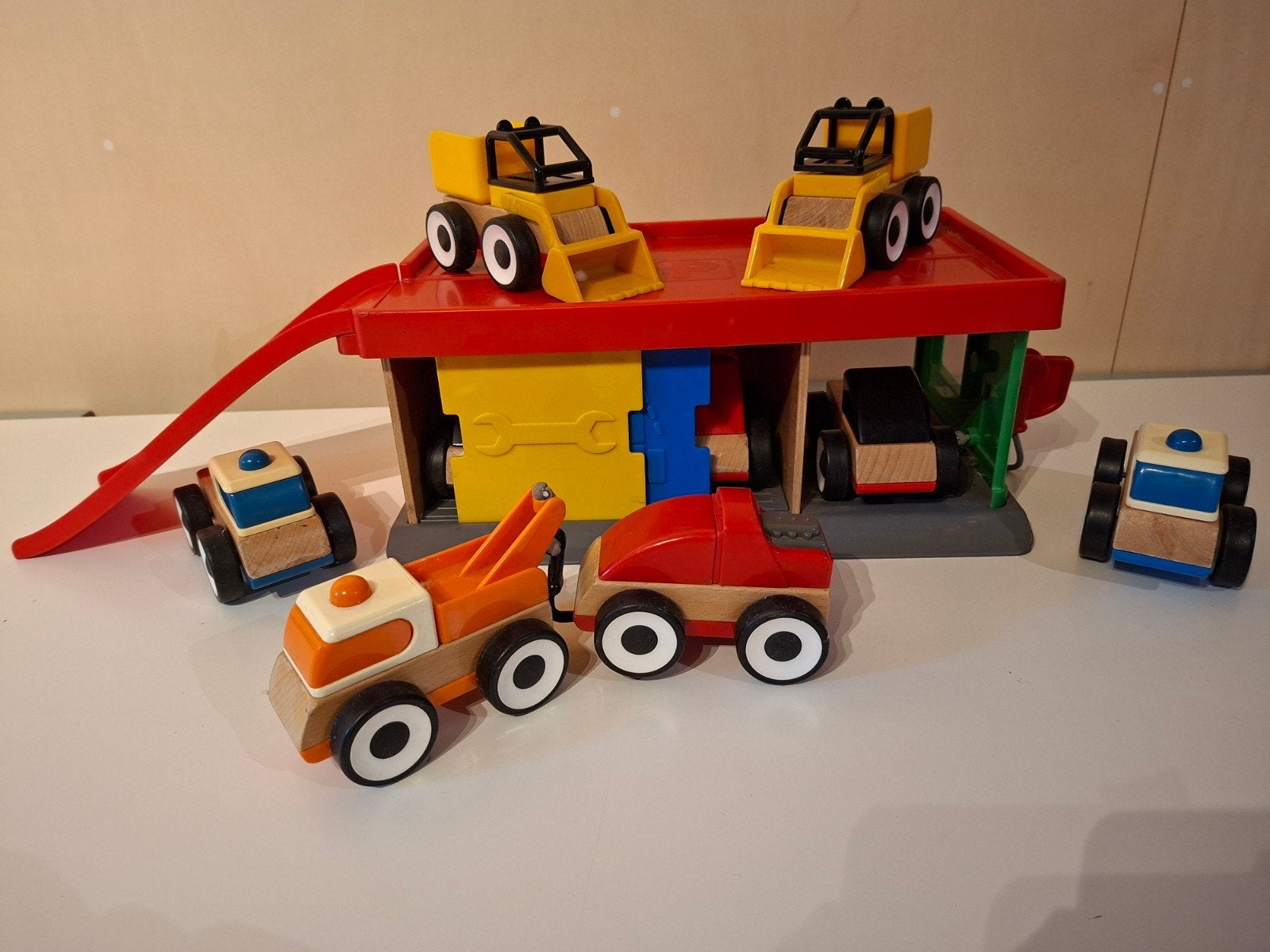 IKEA Speelgoed garage en 9 voertuigen, Ophalen of Verzenden, Gebruikt
