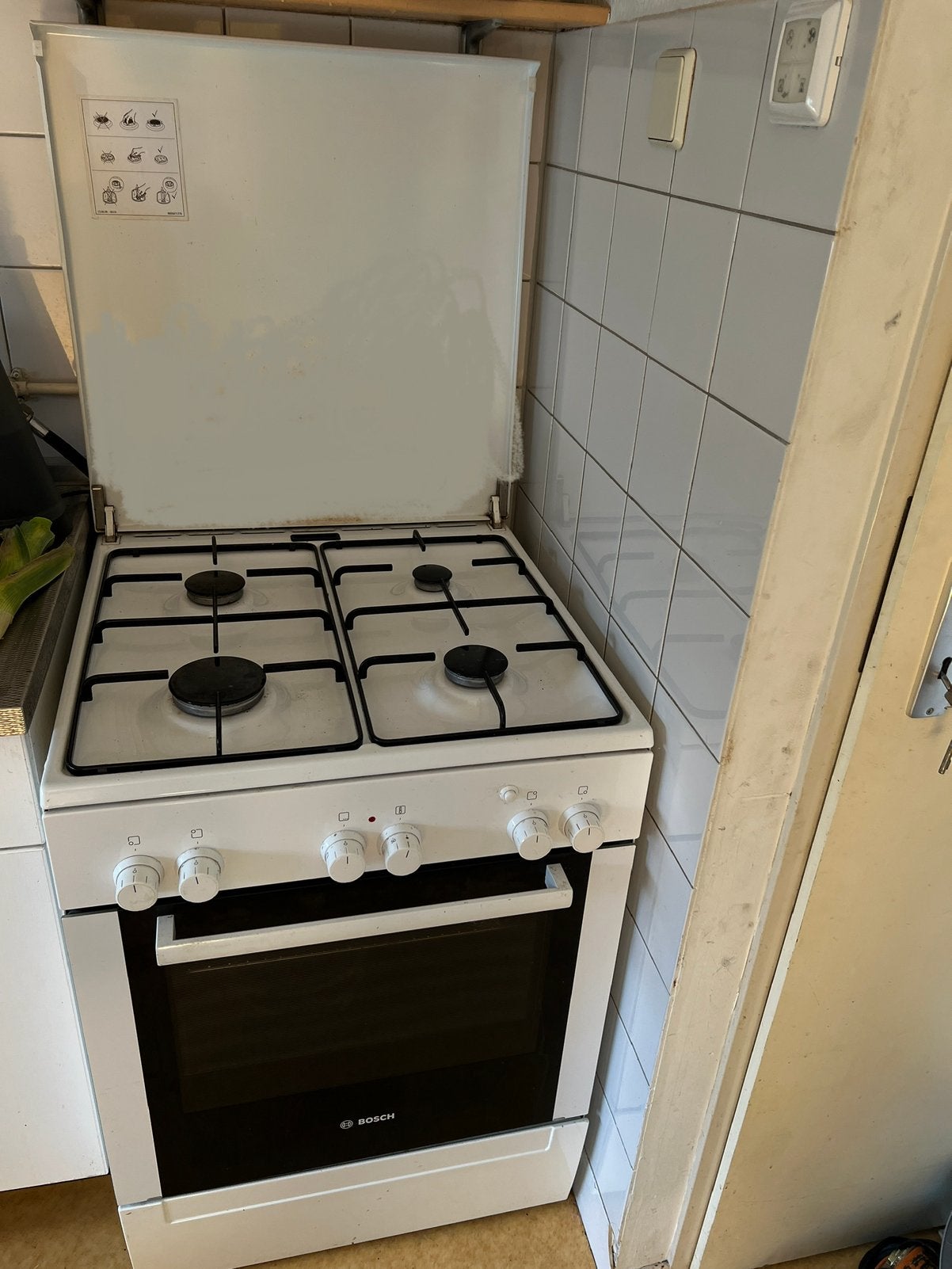 Bosch vrijstaand gasfornuis met elektrische oven en gasslang, Ophalen, 4 kookzones, Zo goed als nieuw, Gas