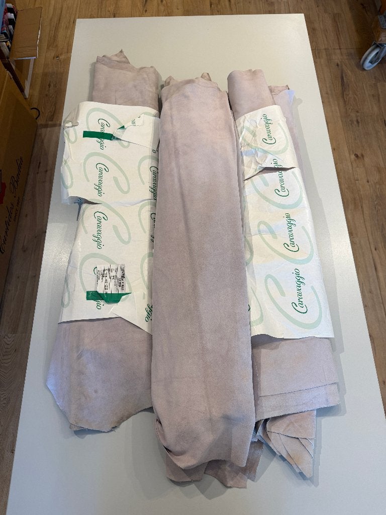 Partij lila suede - Italiaans, 30 huiden / ca. 28 m2, Hobby en Vrije tijd, Stoffen en Lappen, 120 cm of meer, Nieuw, Ophalen of Verzenden
