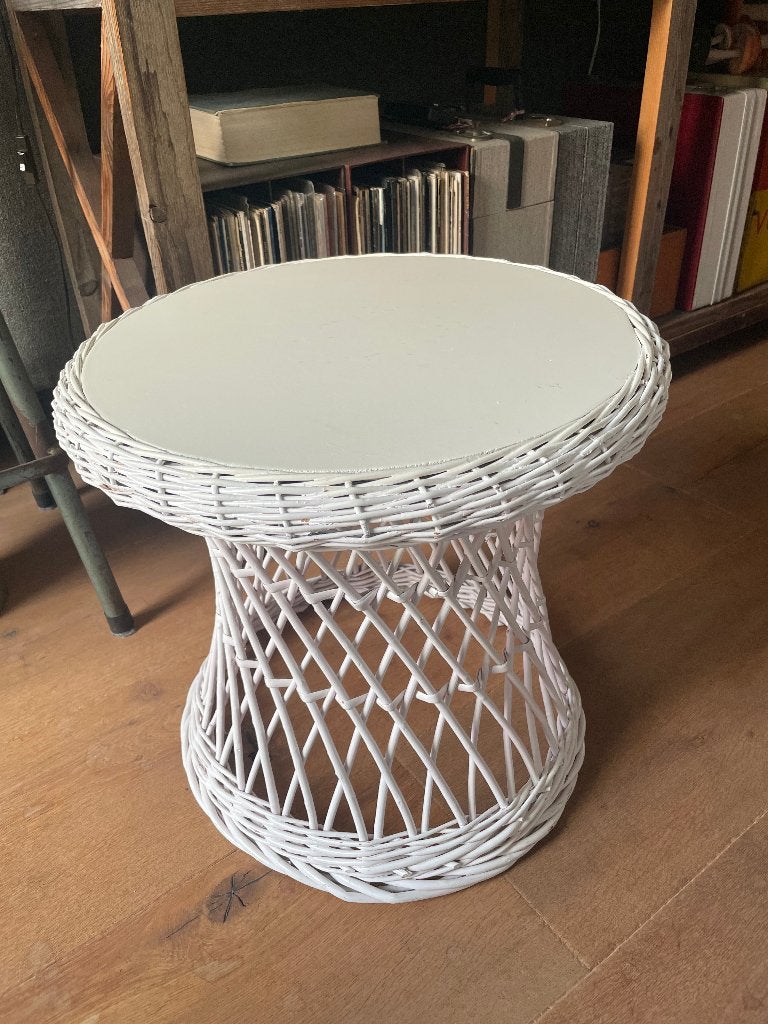 Vintage wit rieten kleine ronde tafel jaren 70, Verzamelen, Ophalen, Huis en Inrichting