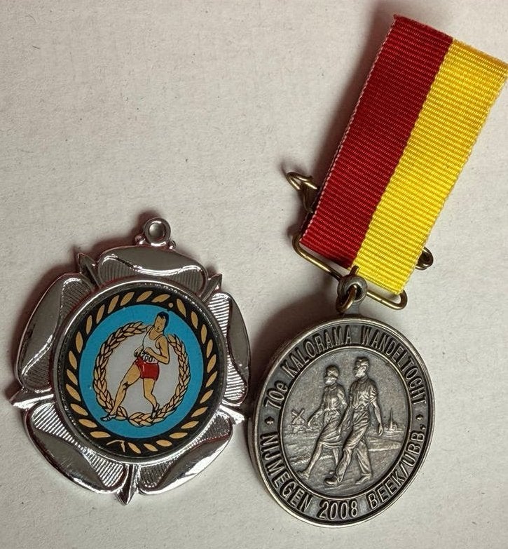 Twee medailles: Beekse Marathon en Nijmeegse Wandeltocht, Postzegels en Munten, Penningen en Medailles, Verzenden, Overige materialen