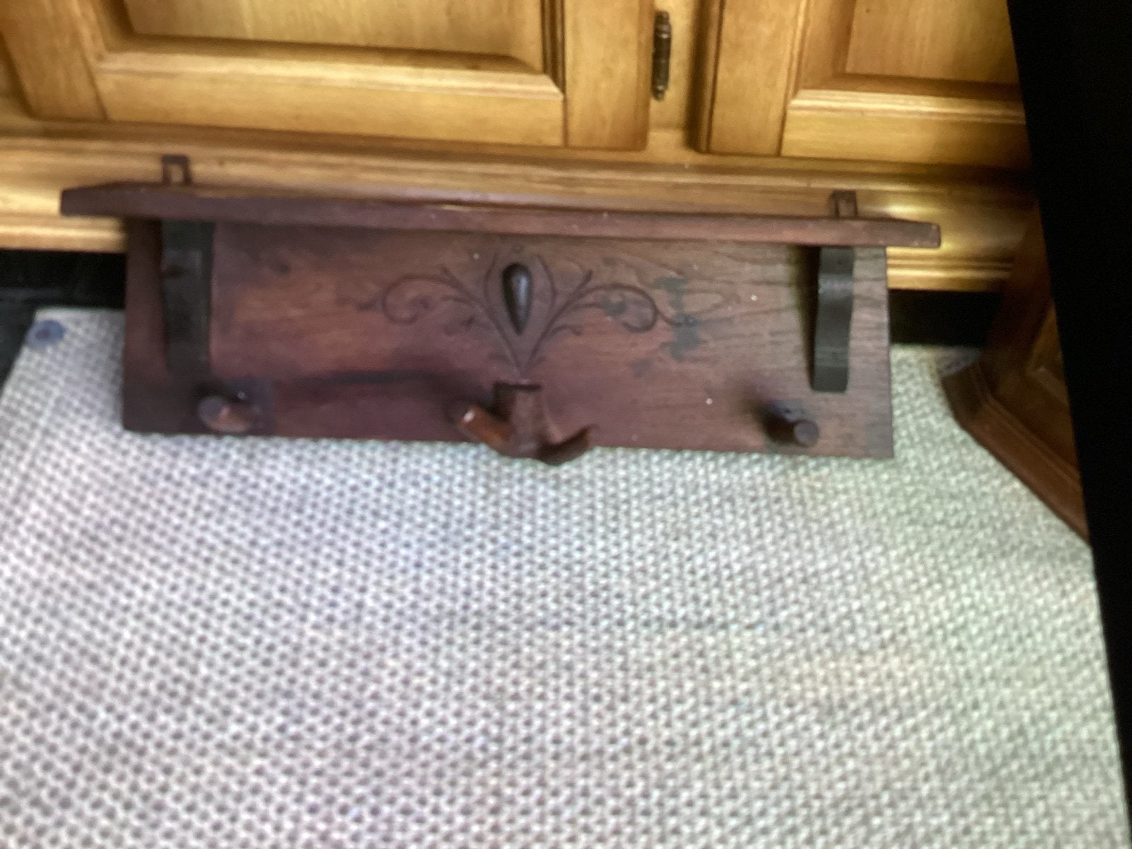 Antieke houten wandkapstok met sierlijk houtsnijwerk, Wandkapstok, Gebruikt, Ophalen of Verzenden, Minder dan 100 cm