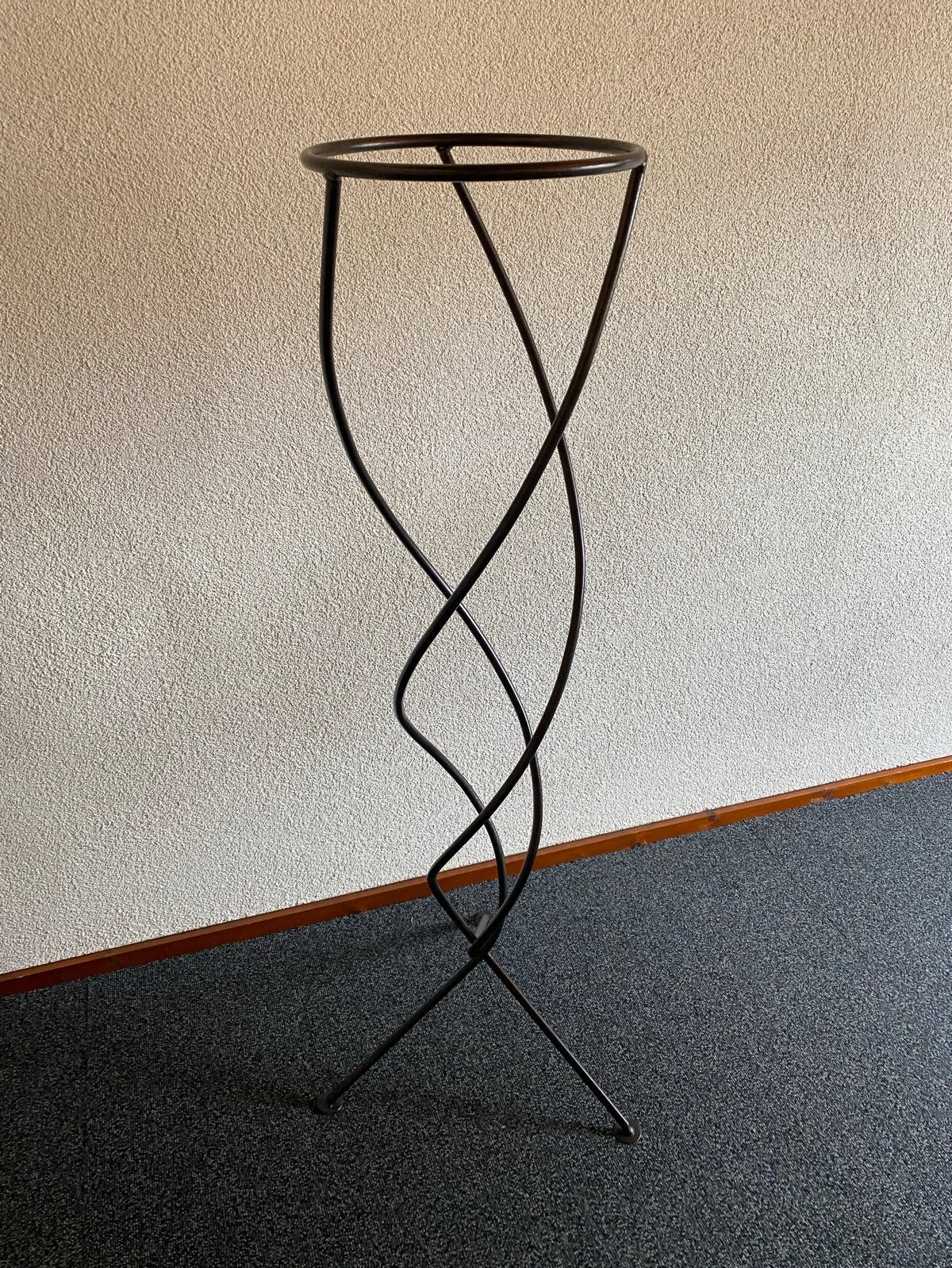 Decoratieve metalen plantenstandaard, zwart, Huis en Inrichting, Woonaccessoires | Overige, Zo goed als nieuw, Metaal, Zwart, Modern