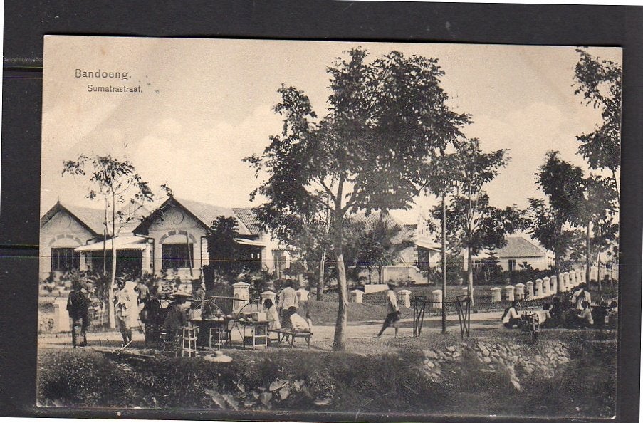 Ned Indië street sellers in the Sumatra street in Bandung, Ophalen, Voor 1920, Buiten Europa