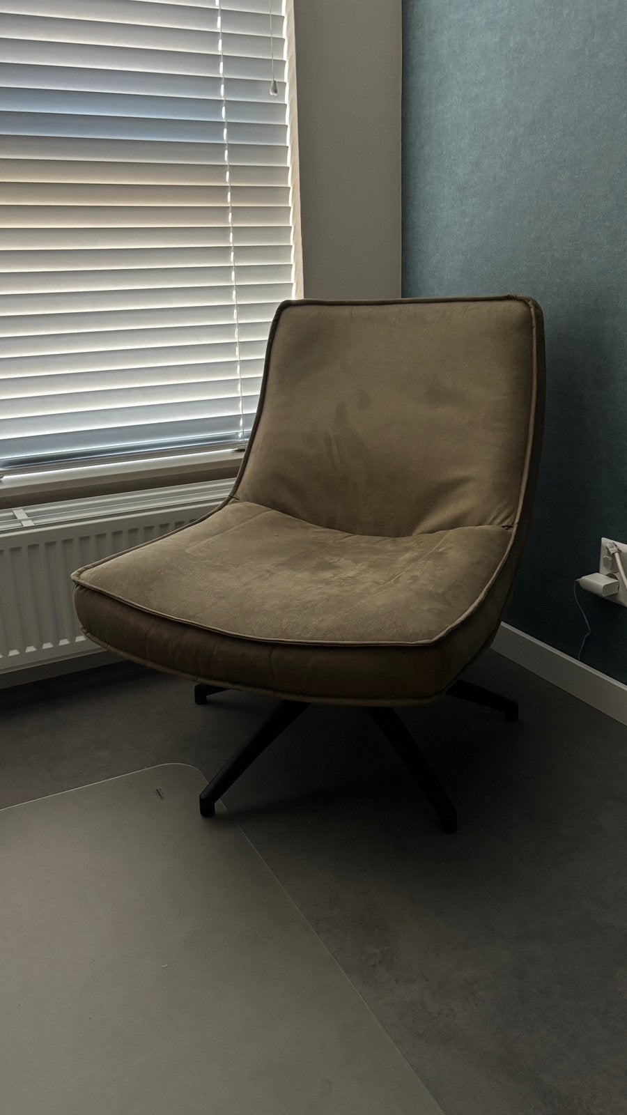 Als nieuw industriele olijfgroen fauteuil, Huis en Inrichting, Fauteuils, Ophalen, Industrieel, modern, Minder dan 75 cm, Zo goed als nieuw