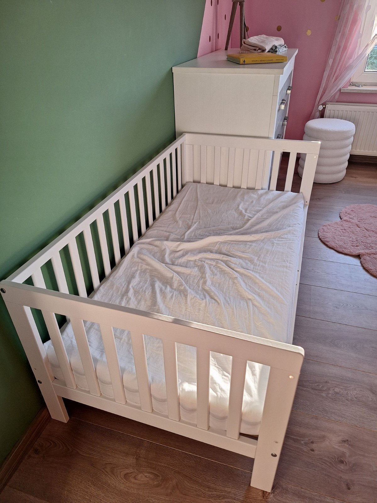 Petit Amelie peuterbed met afneembare uitvalbescherming, Huis en Inrichting, Ophalen, Gebruikt, Eenpersoons, Wit
