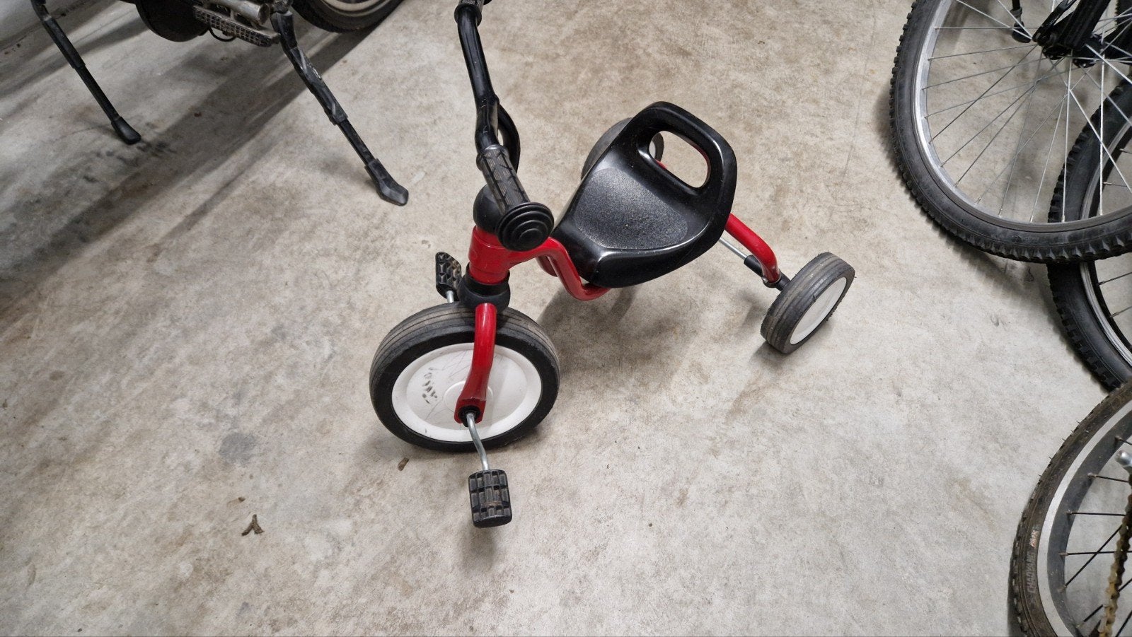 Gratis af te halen: Rode driewieler voor kinderen, Fietsen en Brommers, Ophalen, Gebruikt