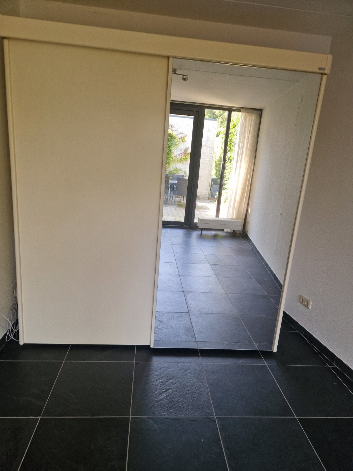 Grote kast met spiegel, gratis af te halen in Son, Huis en Inrichting, Kasten | Kledingkasten, Ophalen, Met deur(en), Gebruikt