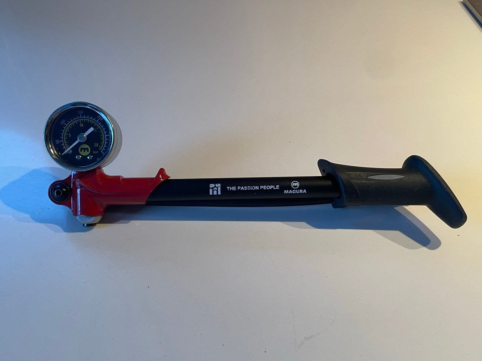 Magura Shockpomp met drukmeter, Ophalen of Verzenden, Drukmeter, Zo goed als nieuw
