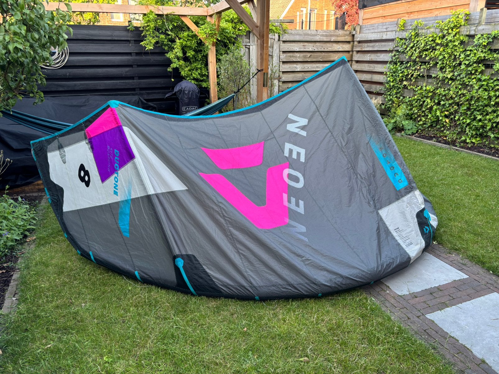 Duotone Neo SLS 8m 2021 + Trust Bar 2024, Watersport en Boten, Kitesurfen, Geen board, Ophalen of Verzenden, Gebruikt, 8 m²
