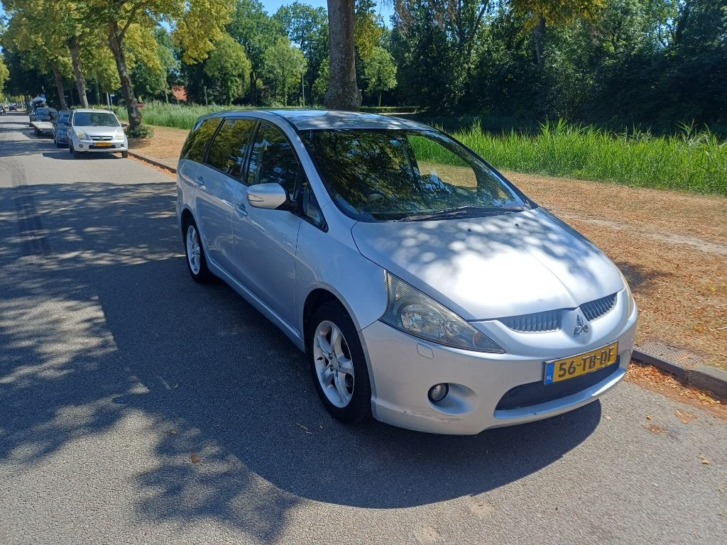 Mitsubishi Grandis 2.4 Mivec 7 2006 Grijs, Auto's, Voorwielaandrijving, Stof, 164 pk, 7 stoelen