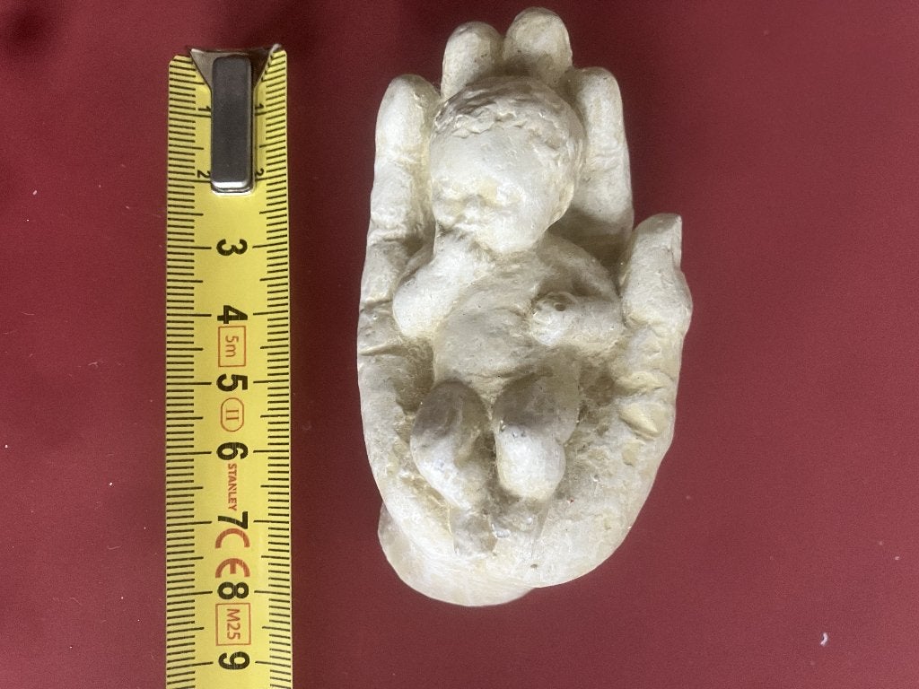 Parastone beeldje baby in hand - ivoor - tederheid, Groep mensen, Minder dan 20 cm, Gips, Ophalen of Verzenden