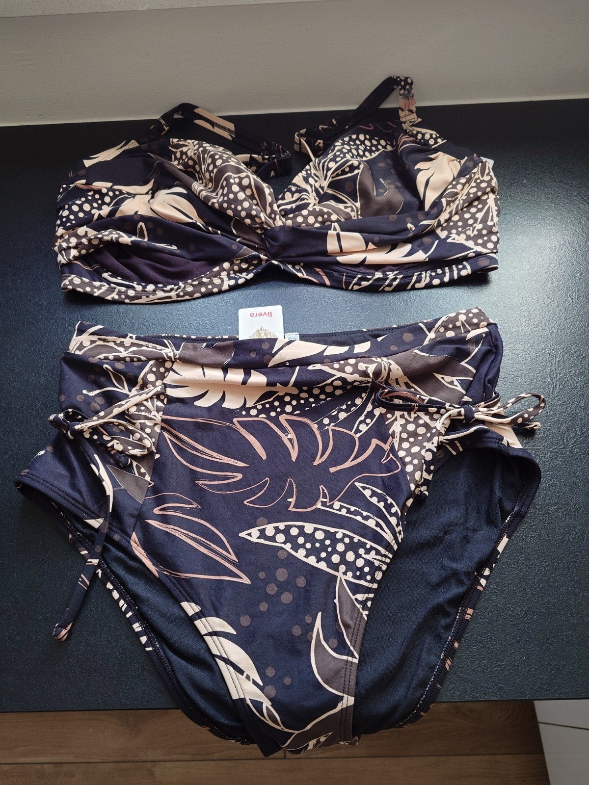 Nieuwe bikini van Livera, mt 44 broek 48F/G bovenstuk, Ophalen of Verzenden